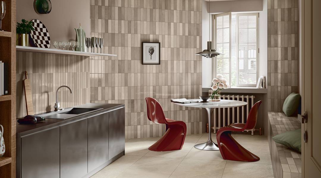 Cuisine moderne avec murs revêtus de carreaux beige brillants.