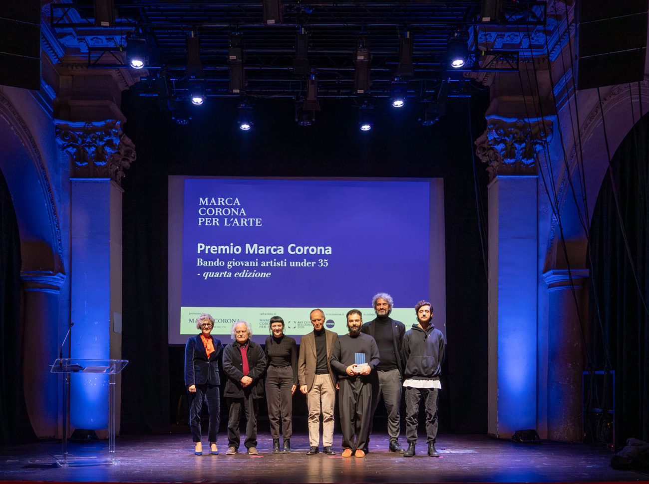 Foto di gruppo dei partecipanti sul palco durante il Premio Marca Corona.