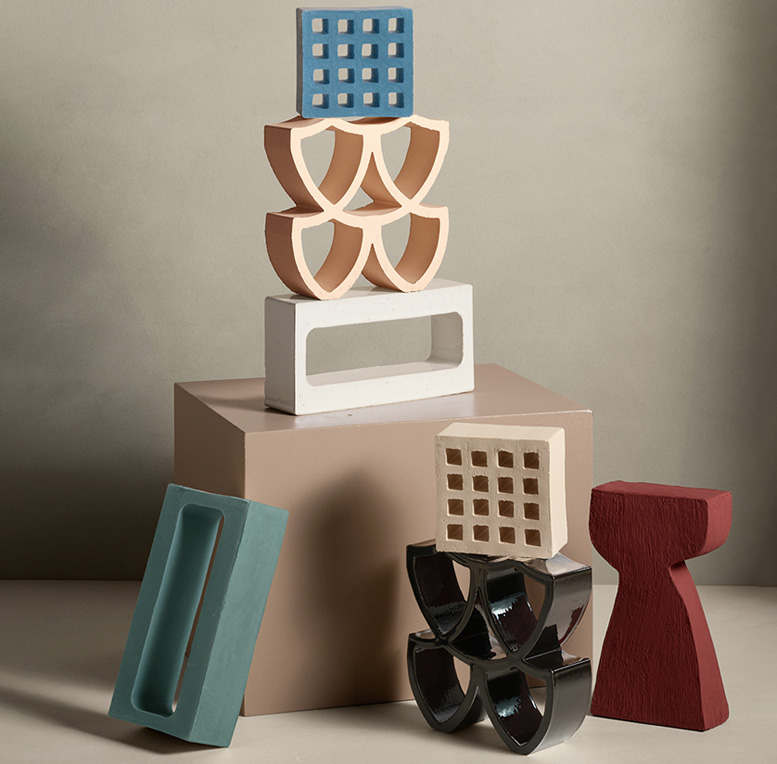 Gelochte Keramikelemente aus weißem, puderrosa und rot glasiertem Steingut, in materieller und geometrischer Zusammensetzung.