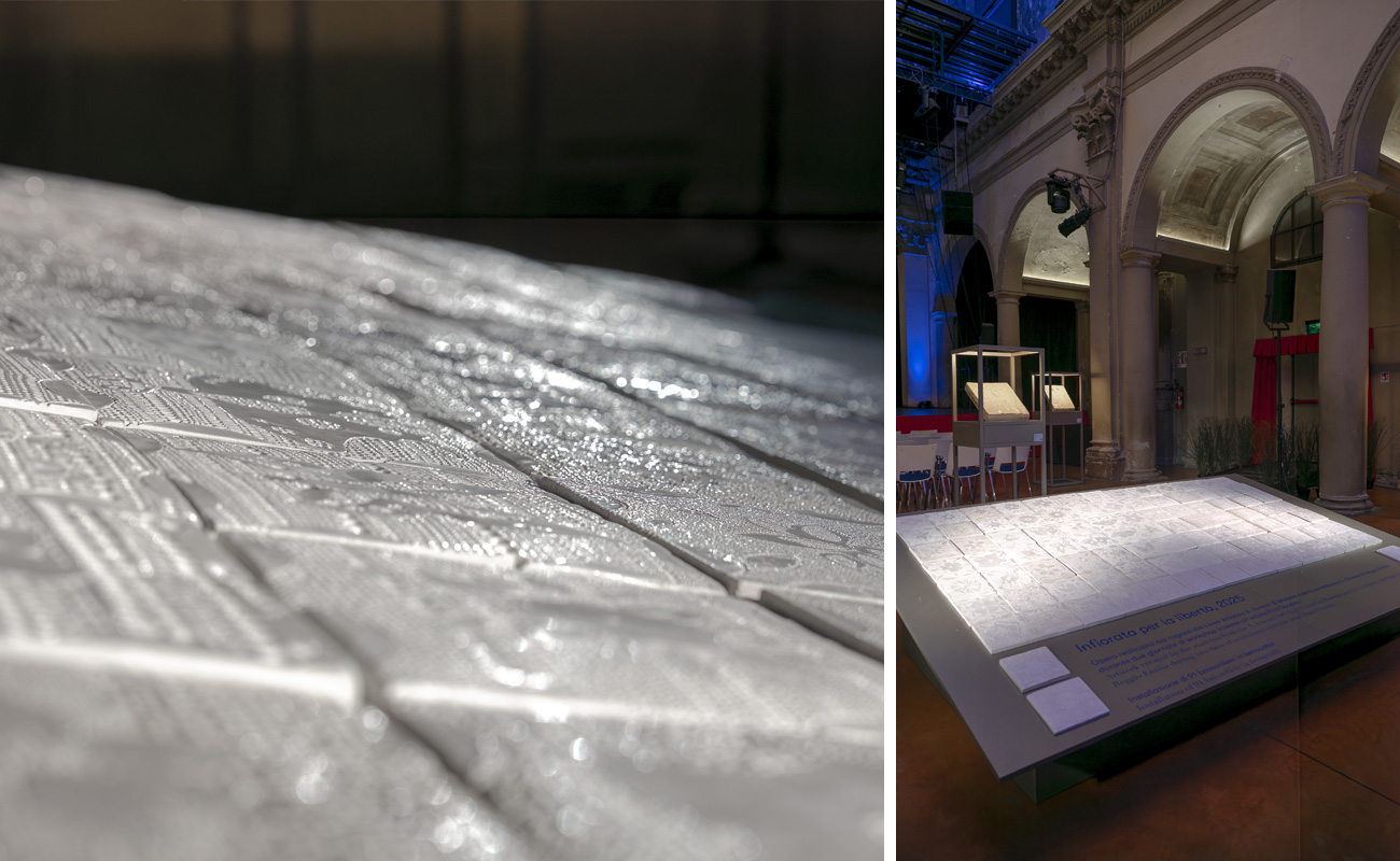 Dettaglio ravvicinato di piastrelle in ceramica con superficie texturizzata e riflessi di luce.