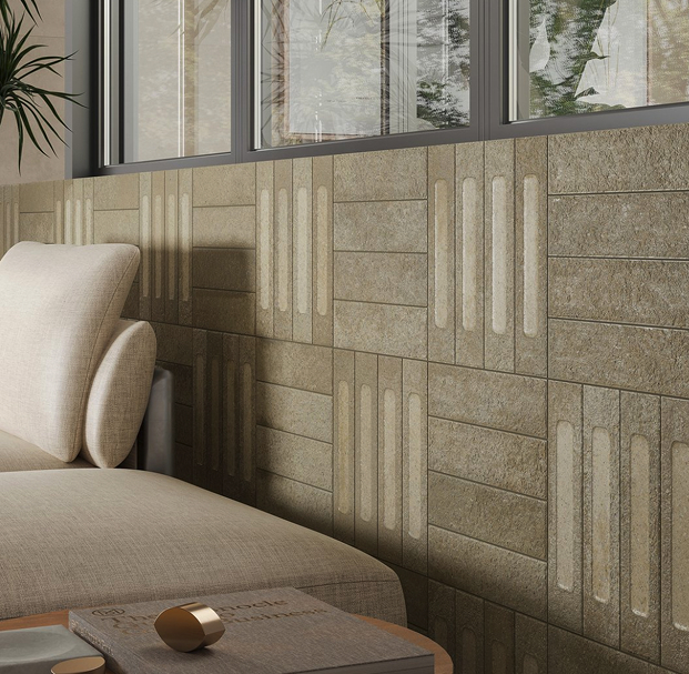Living room with sand-coloured stone-effect stoneware wall, beige fabric chaise longue, large windows.