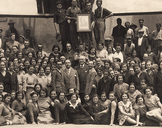 Vintage black and white photos of Marca Corona staff, historical evidence of the Italian porcelain tile manufacturer's identity and founding values.
