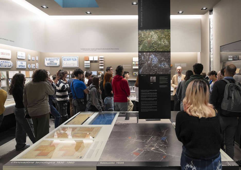 Students visit the Marca Corona Historical Archive, surrounded by tiles and ceramic materials that tell the story of the territory and the company.
