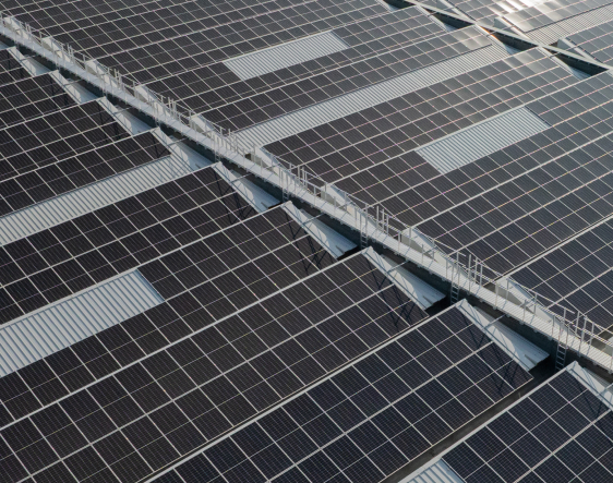 Photovoltaic system on an industrial roof for the production of renewable energy.