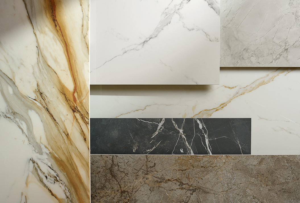 Mensola in legno con teiera crema e vasi in ceramica su parete in gres effetto marmo bianco della collezione Scultorea Delicata.