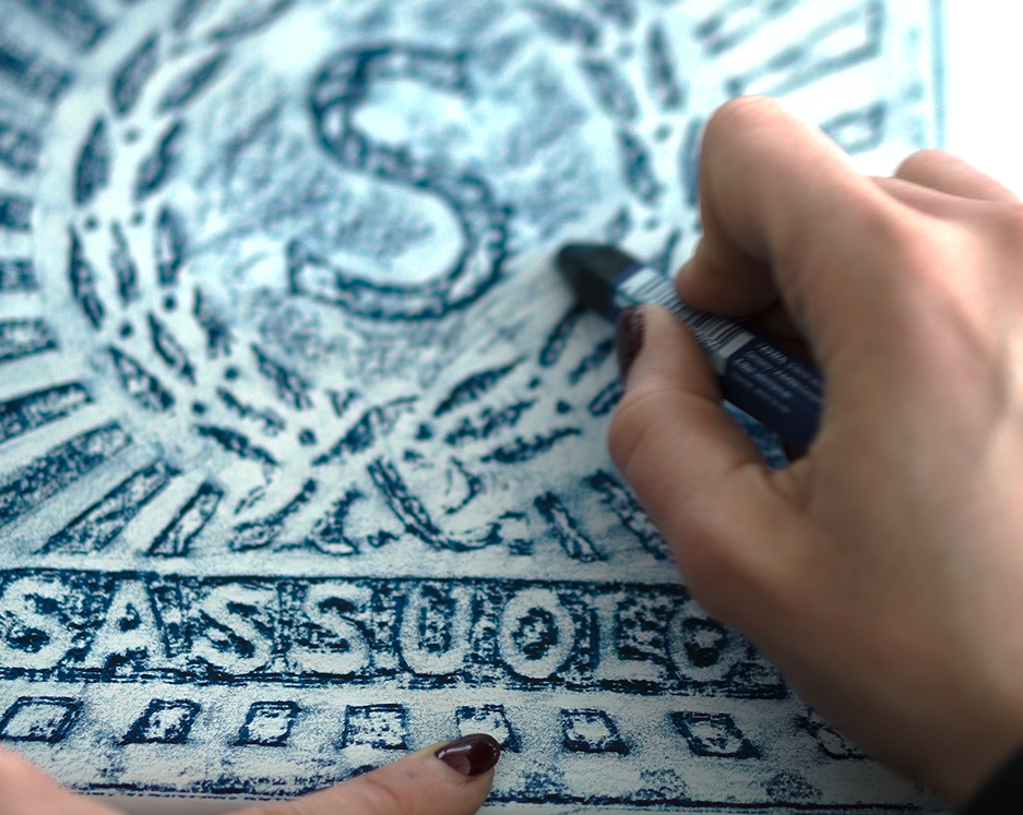 Artistic tracing on paper of the Sassuolo logo, handmade with coloured chalk