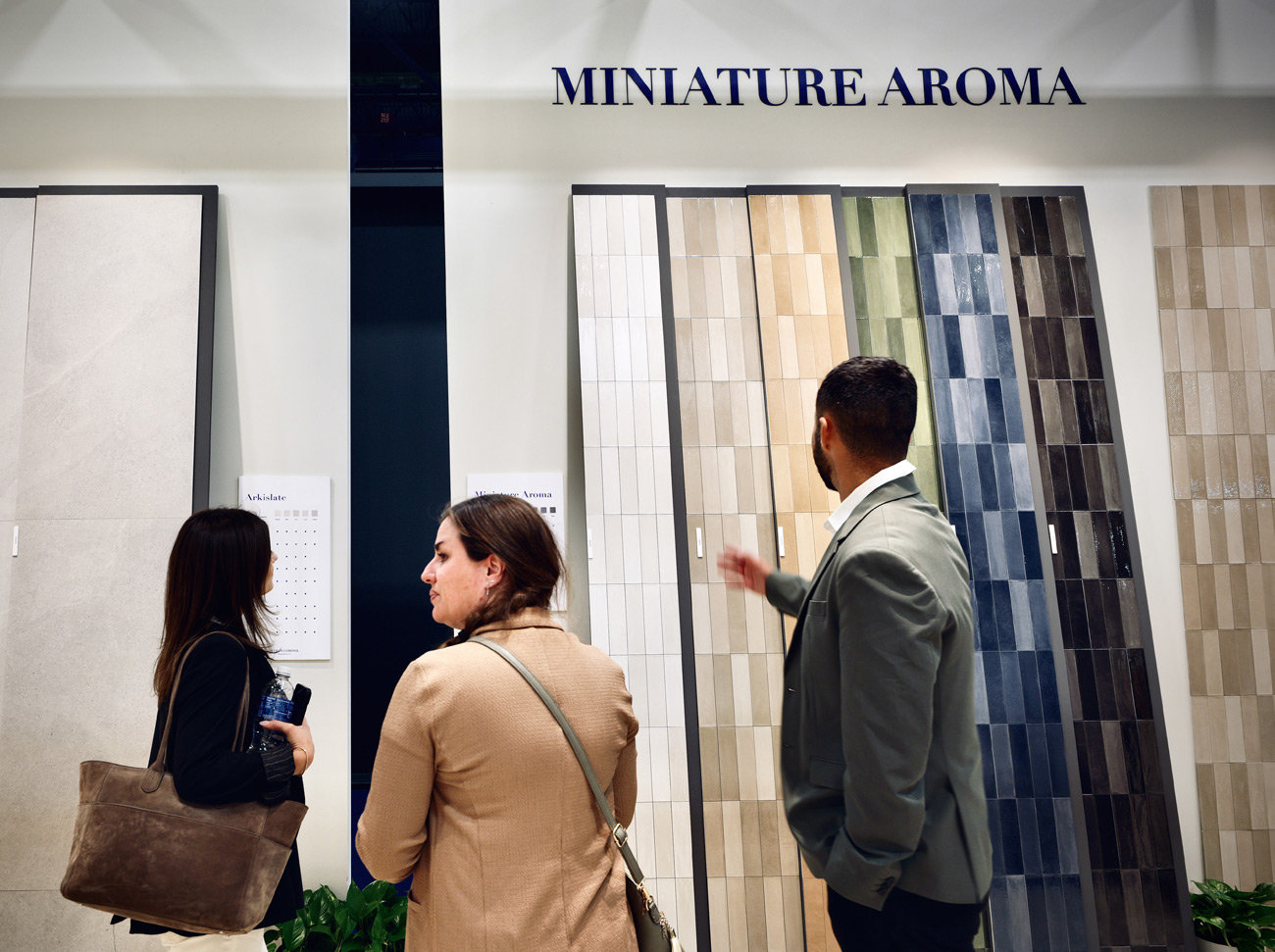 Visitatori osservano collezione Miniature Aroma