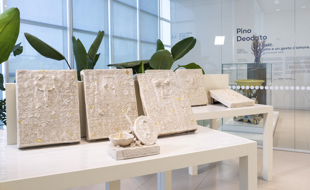 Installazione di opere in ceramica di Pino Deodato esposte alla Galleria Marca Corona.