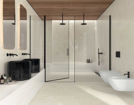 Modernes Badezimmer mit Bodenbelägen und Wandverkleidungen in Elfenbeinoptik, glänzendem schwarzen Waschbecken und mattschwarzen Armaturen.