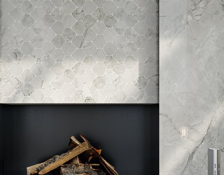 Moderner Kamin mit Verkleidung aus grauer Marmoroptik und sechseckigem Mosaik, strukturierter Oberfläche und natürlichen Reflexen.