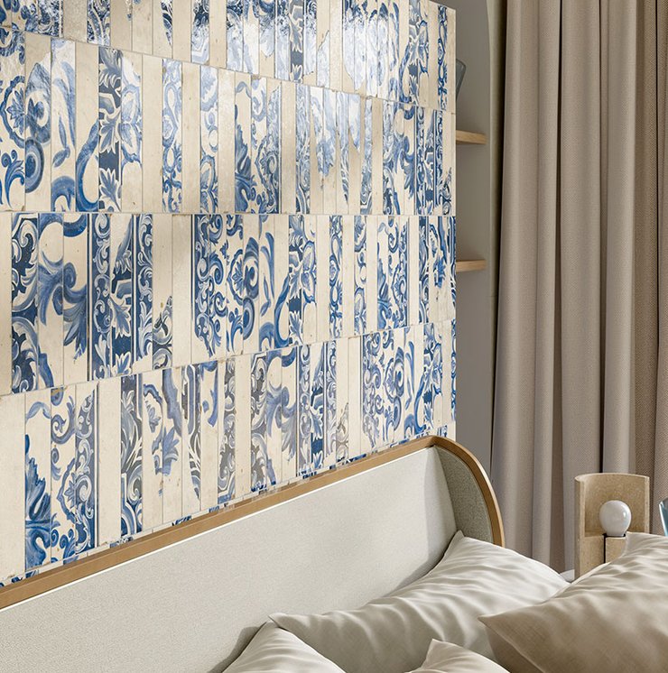 Parete camera del letto decorata con minibrick ceramiche blu e crema, motivi floreali e texture lucida, linea 1741.