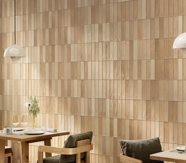 Ristorante con parete in piastrelle color cannella