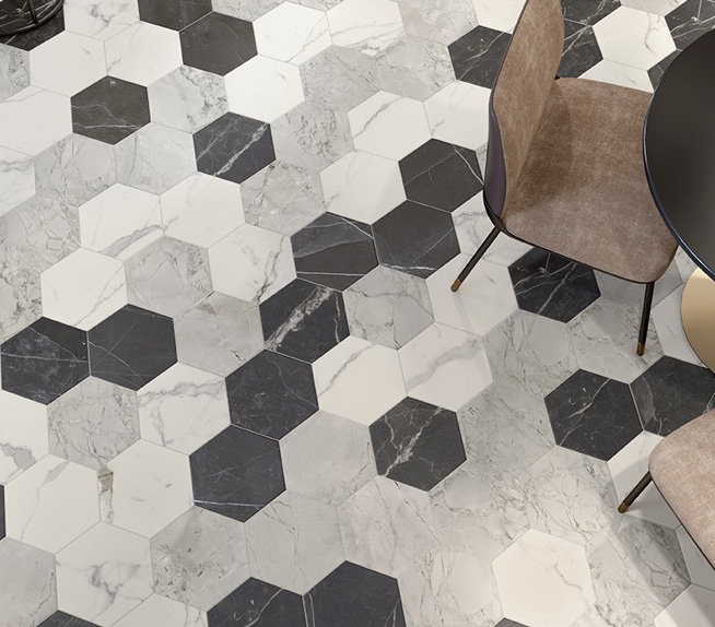 Bodenbelag mit sechseckigen Fliesen in Marmoroptik in Weiß-, Grau- und Schwarztönen, kombiniert mit modernen Möbeln.