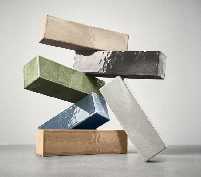 Composizione di piastrelle smaltate colorate