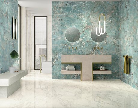 Badezimmer mit Wandverkleidung in grüner Marmoroptik und Boden in Elfenbein, Möbel mit goldenen Details und klaren Linien.