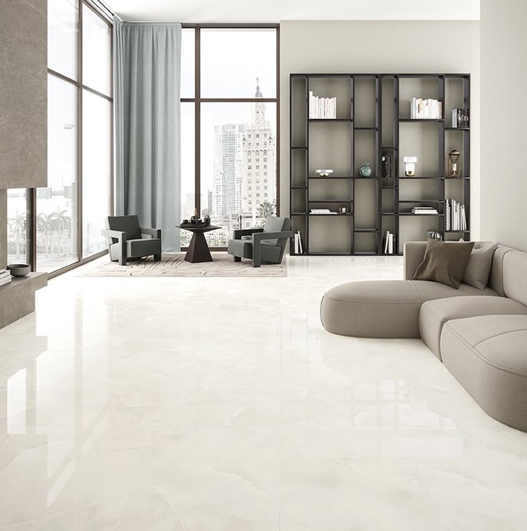 Helles Wohnzimmer mit Marmoroptik-Bodenbelag in Elfenbein und modernen Möbeln in neutralen Farbtönen, neben Kamin und Panoramafenster.