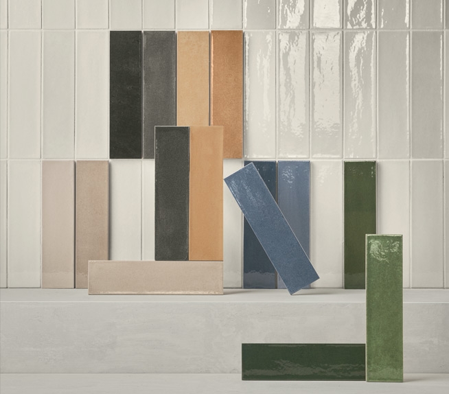 Moodboard con piastrelle smaltate rettangolari in diversi colori.