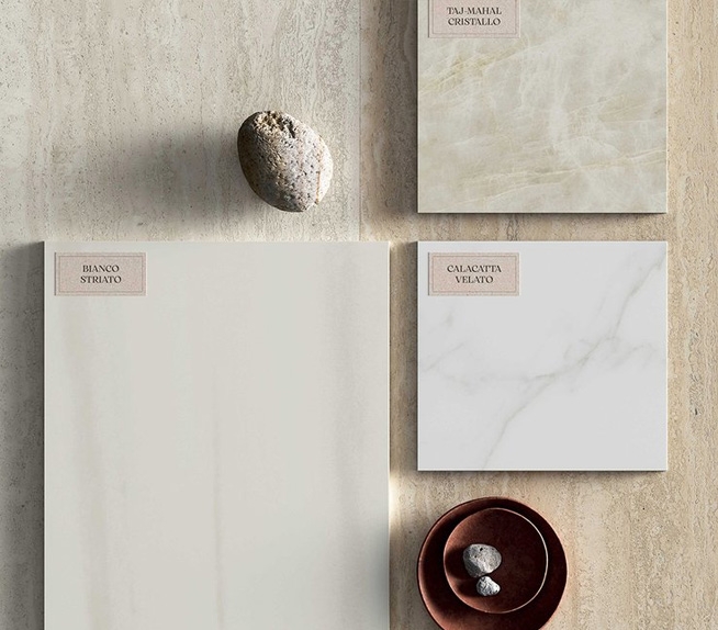 Keramikmuster in Marmoroptik in Elfenbein- und Weißtönen mit Oberflächen in Calacatta Velato, Bianco Striato und Taj Mahal Cristallo.