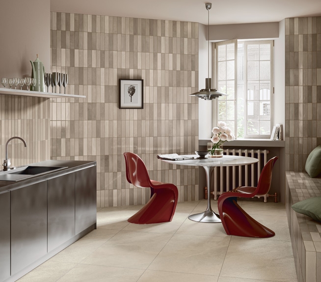 Cucina moderna con pareti rivestite in piastrelle beige lucide.