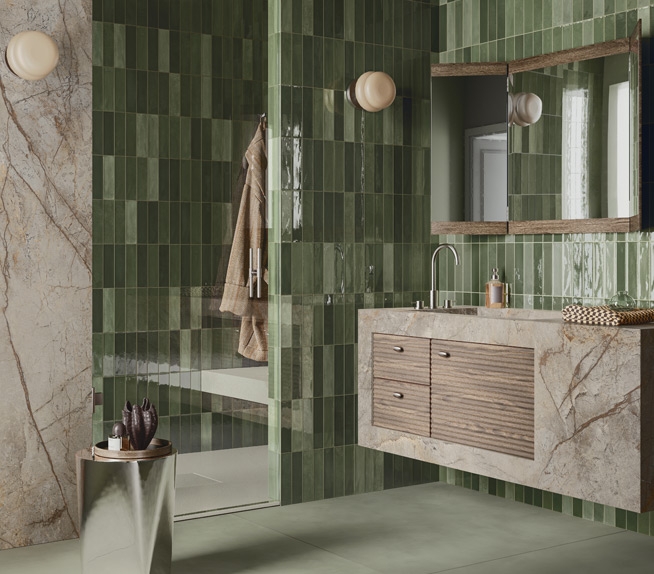 Bagno con piastrelle verdi lucide