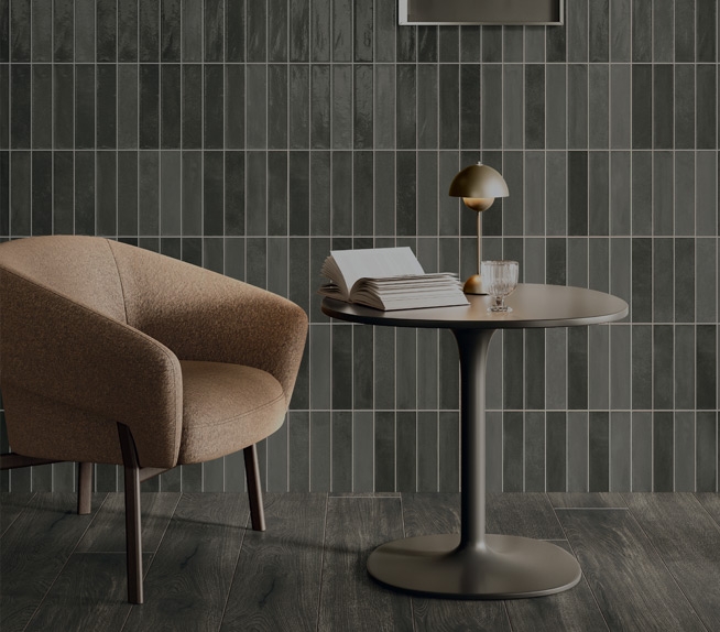 Dettaglio tavolo con parete in piastrelle verdi