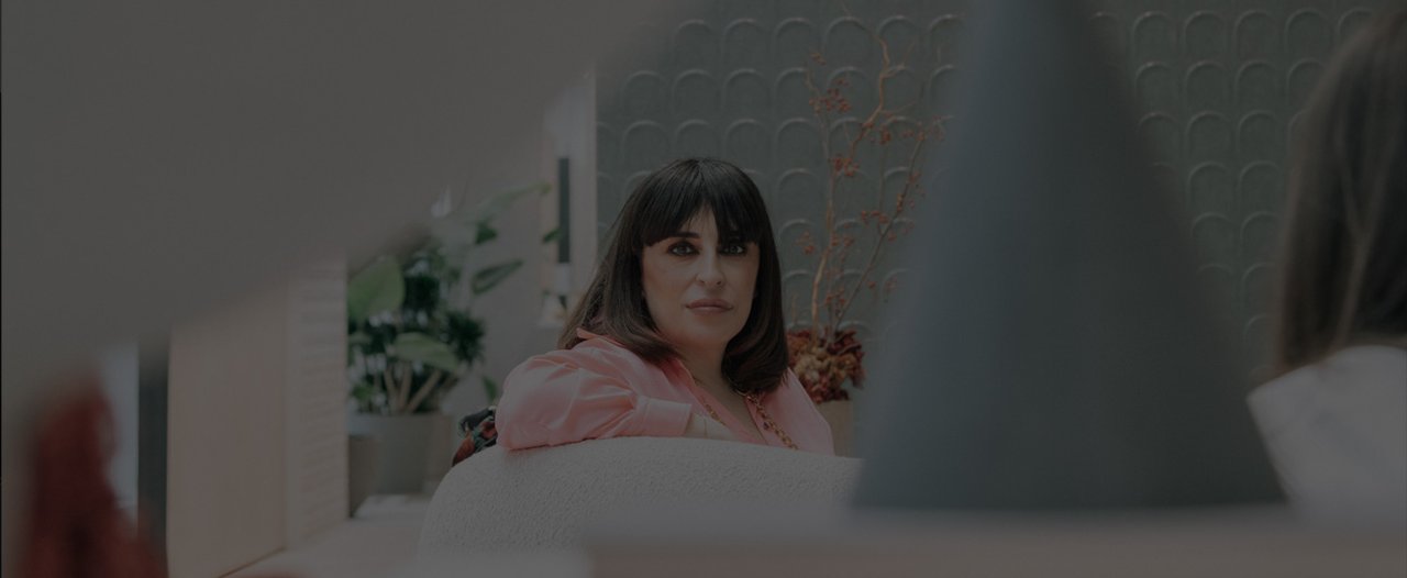 Marinella Senatore durante un momento de diálogo en las instalaciones de Marca Corona.