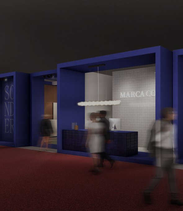 Rendu du stand Marca Corona avec une façade bleue, un comptoir d’accueil éclairé et des visiteurs en mouvement.