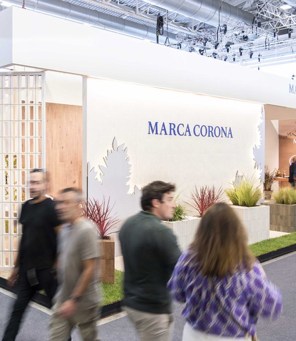 Стенд Marca Corona на Cersaie с керамическими панелями, архитектурными элементами и посетителями.