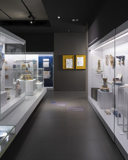 Vetrine espositive della Galleria Marca Corona con opere in ceramica, rilievi floreali e sculture settecentesche in un allestimento moderno.