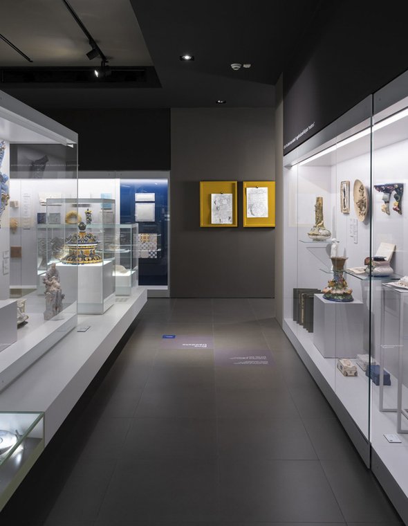 Vetrine espositive della Galleria Marca Corona con opere in ceramica, rilievi floreali e sculture settecentesche in un allestimento moderno.