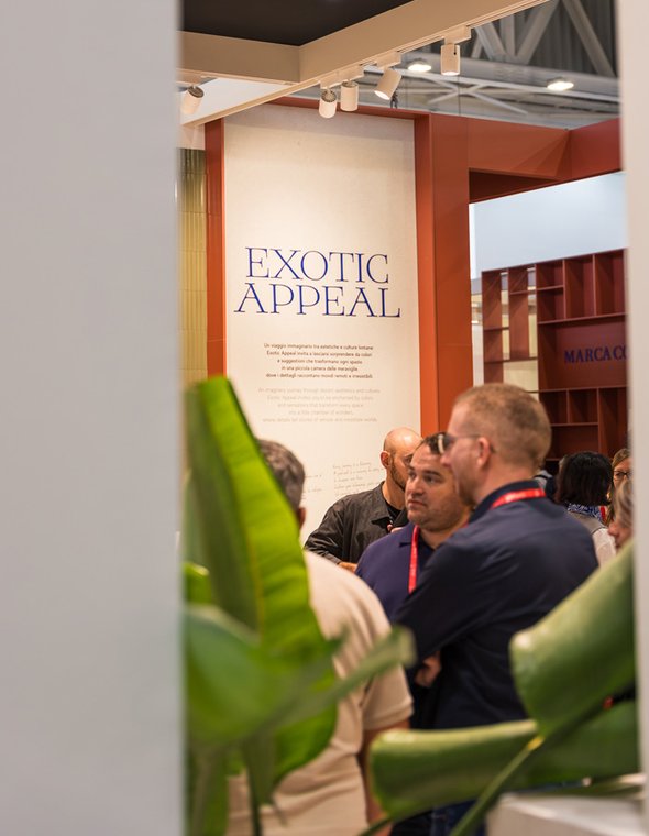 Detail des Marca Corona-Stands auf der Cersaie 2025 mit der Installation Exotic Appeal.