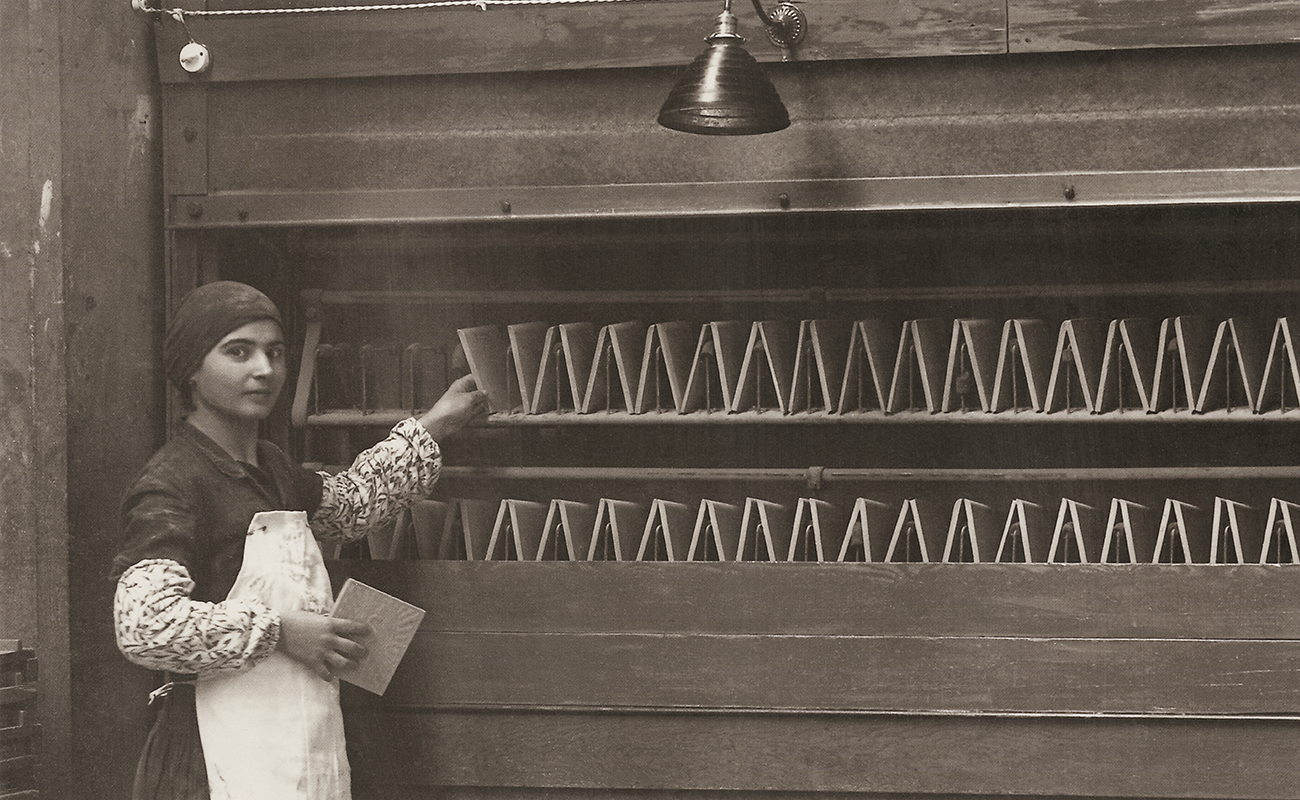 Eine Fabrikarbeiterin in der Fabrik Marca Corona während des Zweiten Weltkriegs.
