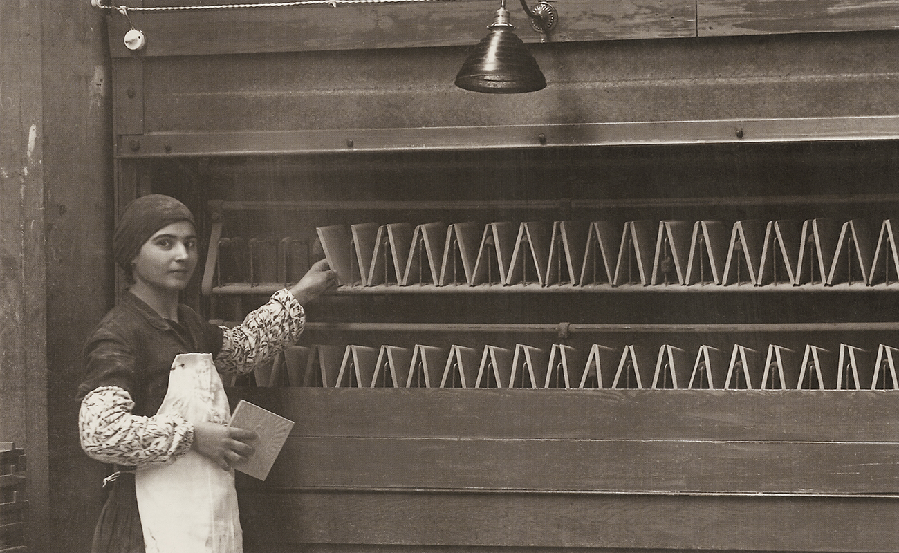 Un trabajador en la planta de Marca Corona durante la Segunda Guerra Mundial.