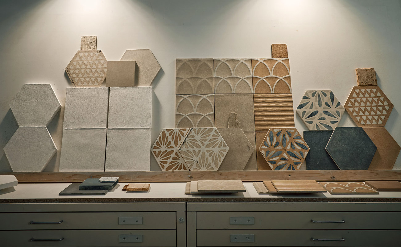 Terracreta: the new dimension for small sizes. The collection is available in 2 sizes: 20x20cm and hexagonal to underscore the decorative power of the collection through the combined use of backgrounds and decors.