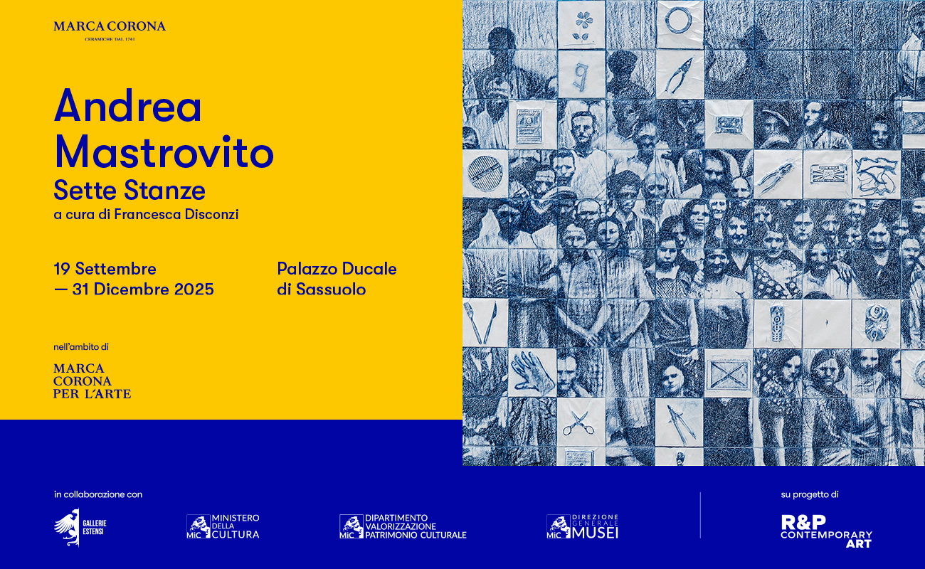 Banner der Ausstellung „Sette Stanze“ von Andrea Mastrovito, mit Gesichtern auf blauen Kacheln und Text auf gelbem Hintergrund.