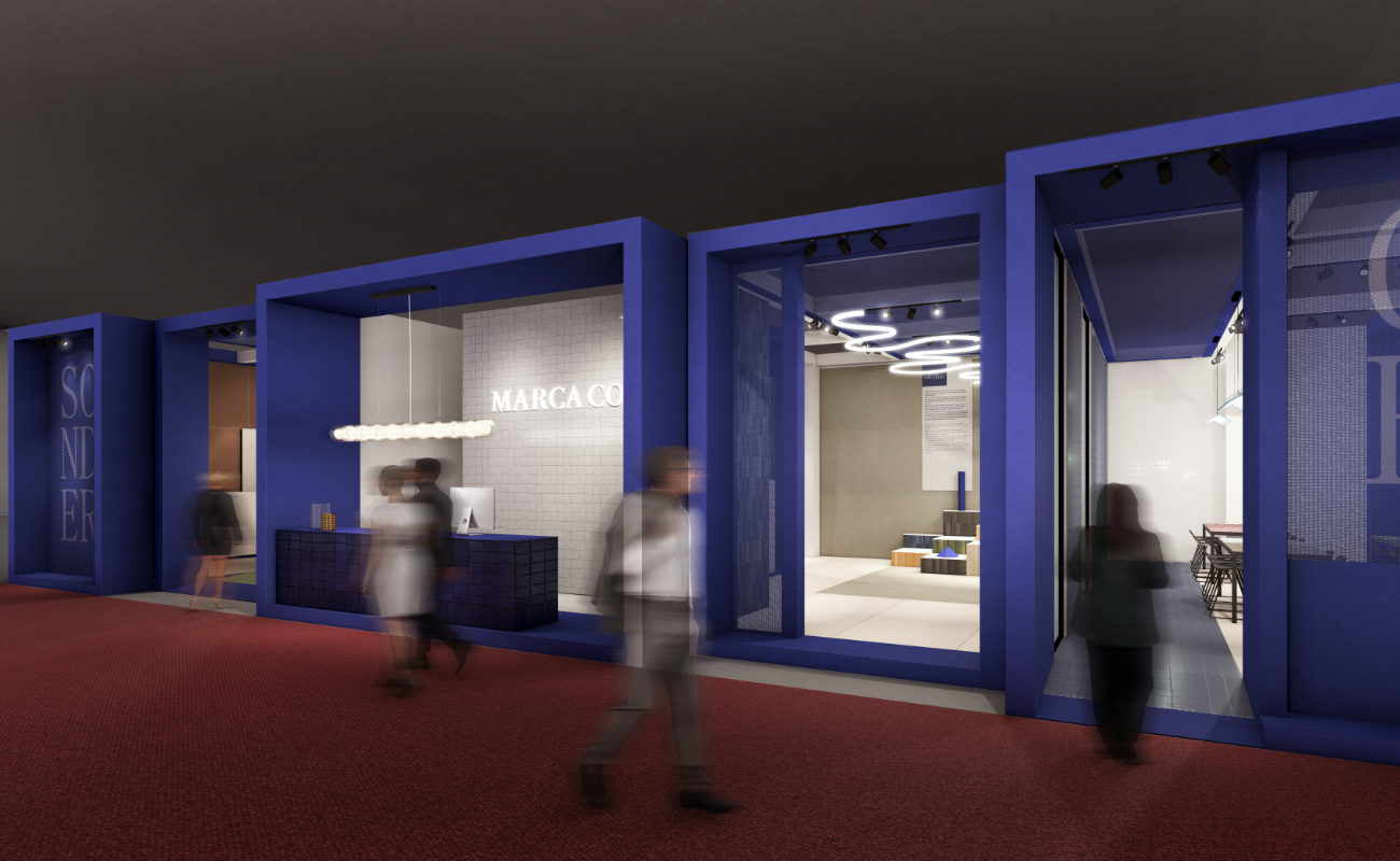 Render del stand de Marca Corona con fachada azul, recepción iluminada y visitantes en movimiento.