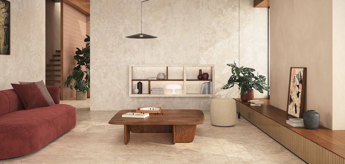 Salotto, in stile moderno, con pavimento e rivestimento effetto pietra, realizzati con collezione Arkigem Cappuccino e Sabbia