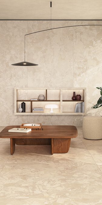 Salotto, in stile moderno, con pavimento e rivestimento effetto pietra, realizzati con collezione Arkigem Cappuccino e Sabbia