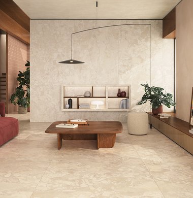 Salotto, in stile moderno, con pavimento e rivestimento effetto pietra, realizzati con collezione Arkigem Cappuccino e Sabbia