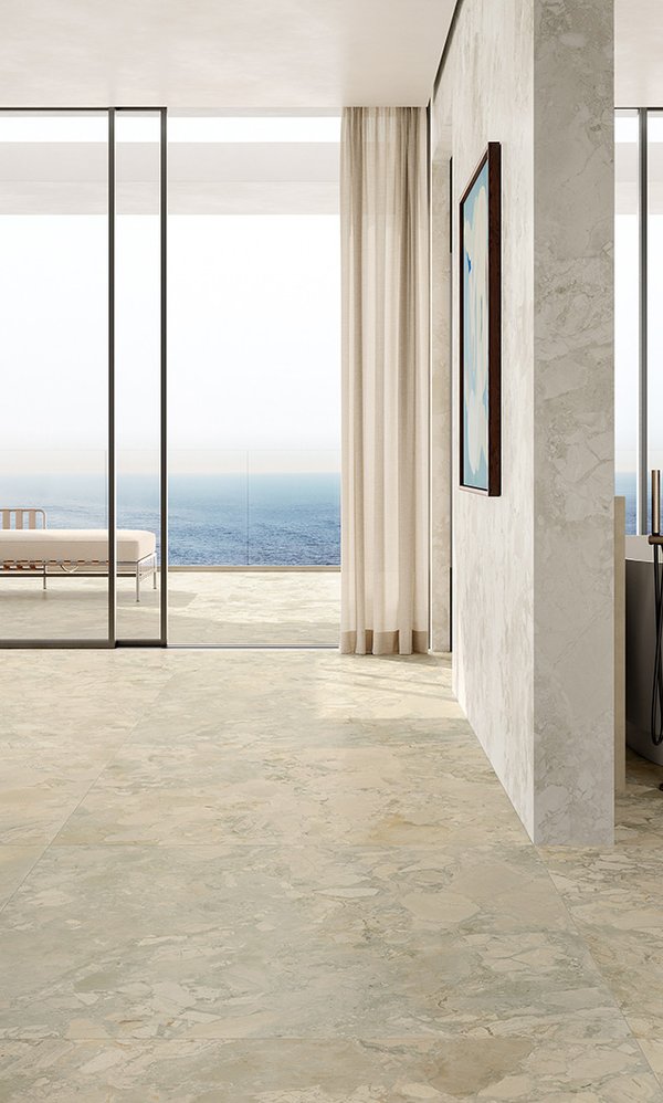 Salotto, in stile moderno, con pavimento e rivestimento effetto pietra, realizzati con collezione Arkigem Cappuccino e Sabbia