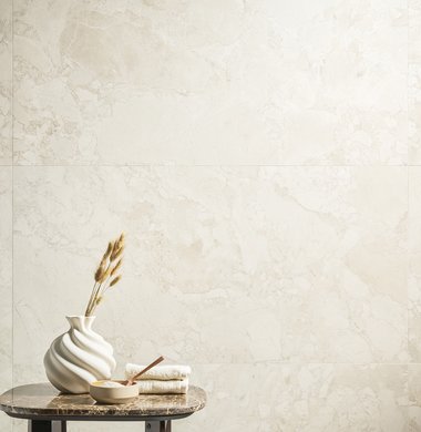 Salotto, in stile moderno, con pavimento e rivestimento effetto pietra, realizzati con collezione Arkigem Cappuccino e Sabbia