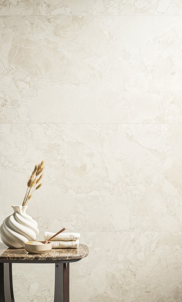 Salotto, in stile moderno, con pavimento e rivestimento effetto pietra, realizzati con collezione Arkigem Cappuccino e Sabbia