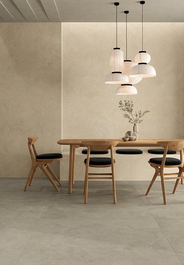 Salotto in stile moderno effetto pietra realizzato con collezione Arkigeo Luce e Arena e Elisir Touch Miele colore beige