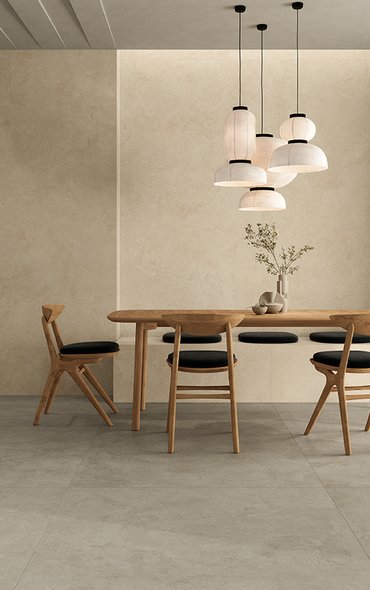 Salotto in stile moderno effetto pietra realizzato con collezione Arkigeo Luce e Arena e Elisir Touch Miele colore beige