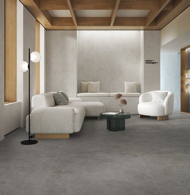 Salotto in stile moderno effetto pietra realizzato con collezione Arkigeo Luce e Arena e Elisir Touch Miele colore beige
