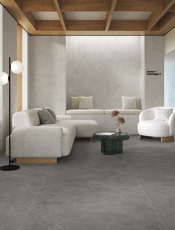 Salotto in stile moderno effetto pietra realizzato con collezione Arkigeo Luce e Arena e Elisir Touch Miele colore beige