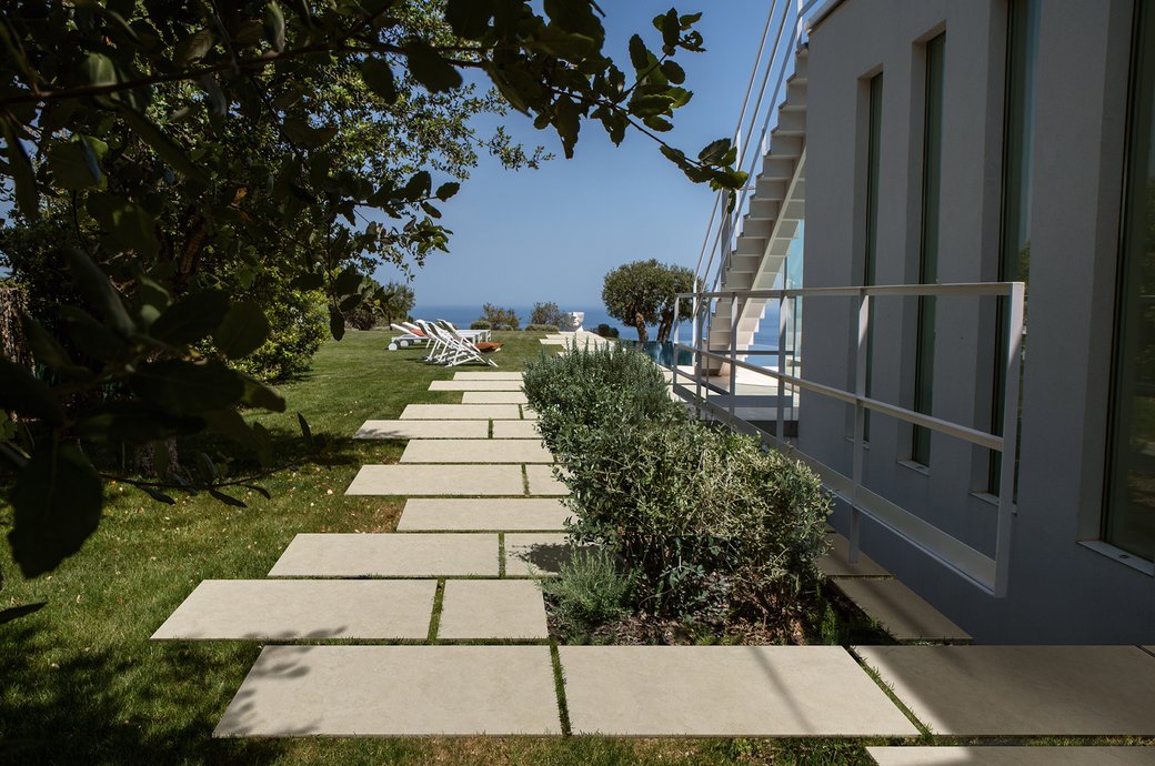 Salotto in stile moderno effetto pietra realizzato con collezione Arkigeo Luce e Arena e Elisir Touch Miele colore beige