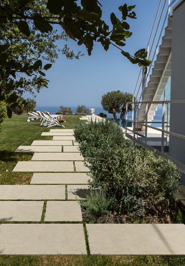 Salotto in stile moderno effetto pietra realizzato con collezione Arkigeo Luce e Arena e Elisir Touch Miele colore beige