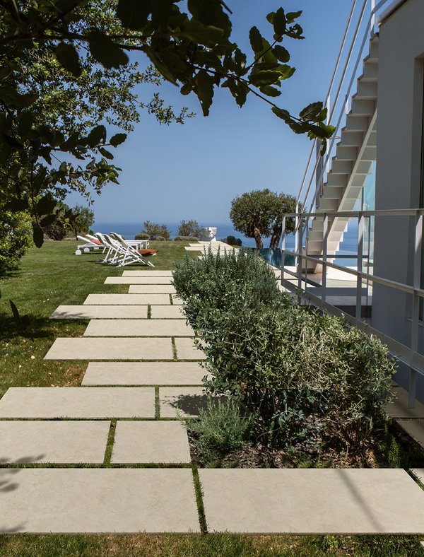 Salotto in stile moderno effetto pietra realizzato con collezione Arkigeo Luce e Arena e Elisir Touch Miele colore beige