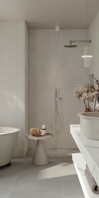 Außenterrasse mit Steinoptik‑Boden und Esstisch.